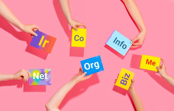 com. مخفف Company (شركت) يا Commercial (تجاري) است. دامنه دات كام رايج‌ترين دامنه مورد استفاده در اينترنت است. 