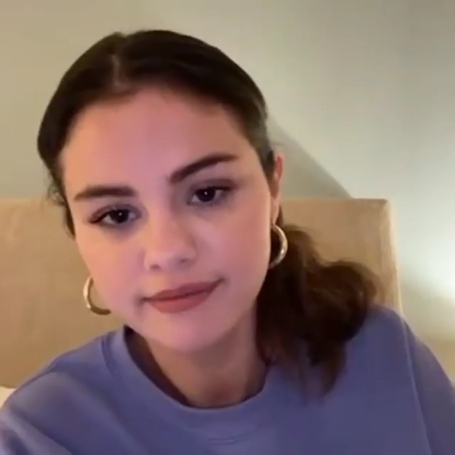 مصاحبه در خانه سلنا با Zane Lowe مجری شبکه رادیویی beats1 مصاحبه در خانه سلنا با Zane Lowe مجری شبکه رادیویی beats1